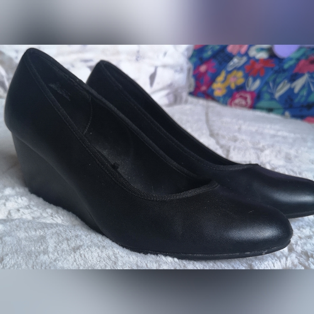George pumps. Size 9 - Picture 3 of 11